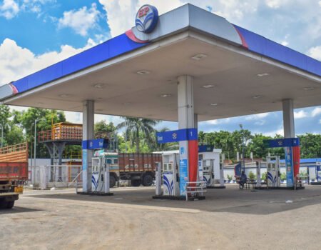 Petrol Diesel Price Cut: নায়ারার বড় ঘোষণা